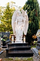 Anioł z krzyżem-angel-nagrobny-kamień-biały-wisnios-7